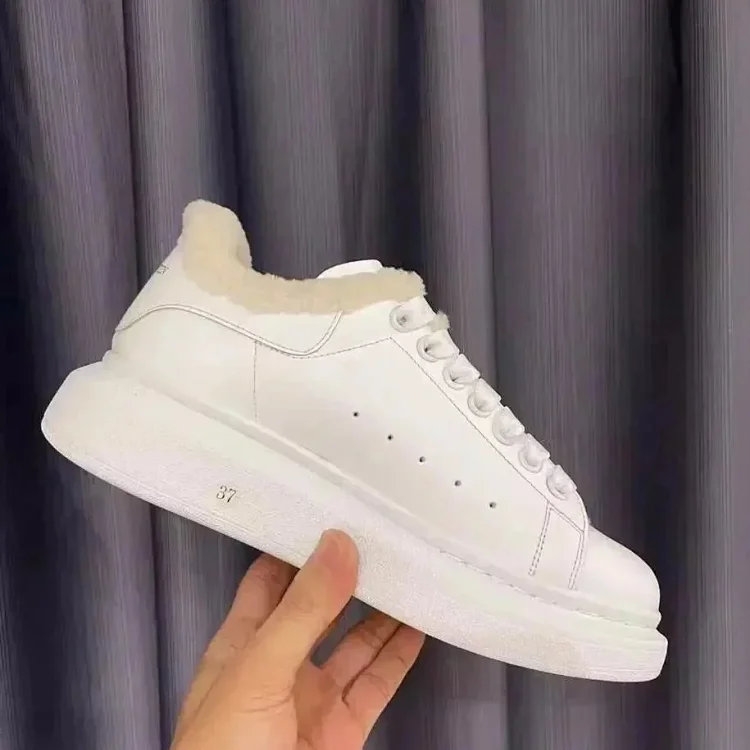 McQueen                                                                                                         Price :CNY ¥ 380.00 ≈ $56.38  